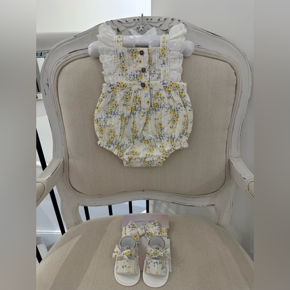 🦢 Baby 0~3 Mth Ruffle Eyelet Bubble Romper Onesie, Sandals & Hair Bow NWT - Picture 2 of 4